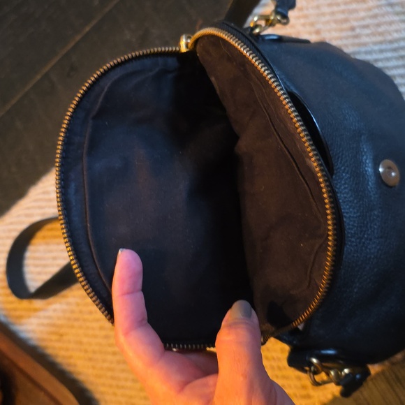 Marc by Marc Jacobs Black Textured Bag with Gold Plaque - Picture 5 of 12